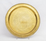 Grande medalhão de parede decorativo chinês em metal dourado ricamente repuxado e cinzelado decorado com animais, flores, folhagens tendo no centro um ideograma, borda ondulada - med.2,5x50 cm de diâmetro (com pequeno amassado em um lado da borda)