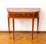 Antigo console estilo Inglês em madeira nobre marchetado, tampo recortado, saia bombê com uma gaveta central com puxadores em metal cinzelado, pernas retas frisadas med. 78x91x41 cm (tampo manchado precisando ser envernizado e falta um pequeno pedaço do friso lateral esquerdo).