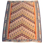 Antigo tapete Kilim com decoração geométrica em tons de azul, verde, bege e coral med. 280x250 cm (tapete precisando ser lavado).