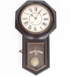 Antigo relógio de parede Ansonia Clock - USA modelo " Regulator A ", cerca de 1930, caixa em madeira torneada, parte superior oitavada, porta superior em vidro com guarnição em metal, mostrador com algarismos romanos, parte inferior com uma porta em vidro com a inscrição jateada, acompanha pendulo e chave - med. 81x44x11 cm (máquina sem garantia de funcionamento com uma fissura na madeira na parte superior esquerda) - este lote não pode ser enviado pelos correios