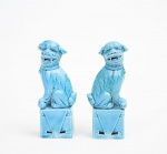 Par de pequenas esculturas chinesas decorativas em porcelana vitrificada no tom azul turquesa representando " Cães de Fó " - med. 12x4x3 cm