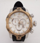 Invicta - Venon - Modelo 11857 - Reserve Swiss - Robusto relógio de pulso masculino com caixa em aço e dourado, mostrador branco pontilhado. Chronograph - Day Date - movimento Quartz - Pulseira preta original, caixa med. 5,5x6 cm. Relógio usado, mas em bom estado de conservação - Máquina sem garantia de funcionamento.