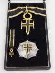 Colecionismo - Comenda "Cruz Negra" fabricação da Joalheria H. Stern. Conjunto completo composto de medalha para uso ao pescoço em metal dourado e esmaltado com fita preta e dourada, med. 10x4,2 cm, Comenda em prata contrastada teor 1000 e esmaltada med. 7,2x7 cm, Peso bruto aproximado 68.2 gr e miniatura com fita preta e dourada med. 3x1,1 cm acondicionados em estojo original med. 3,5x27x14 cm. (Em perfeito estado)