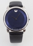 Movado - Relógio de pulso masculino com caixa em aço, mostrador preto - movimento Quartz com pulseira em couro preto. Caixa med. 4x4 cm. Relógio usado, mas em bom estado de conservação. Acondicionado em estojo original, máquina sem garantia de funcionamento.