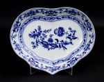 Vista Alegre - Portugal - Travessa em porcelana Portuguesa vitrificada e policromada nas cores azul e branco decorada com flores e folhagens, borda recortada med. 4x26x20 cm, marca da manufatura na base.