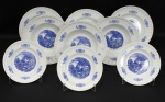 Conjunto de pratos em porcelana da manufatura " Porto Ferreira " policromados nas cores azul e branco, medalhões centrais decorados com paisagens campestres, bordas com flores, folhagens e arabescos, marca da manufatura na base constando de trinta e seis pratos rasos - med. 23 cm de diâmetro, doze pratos fundos - med. 23 cm de diâmetro (dois pratos com pequeno bicado na borda) e trinta e dois pratos de sobremesa - med. 18 cm de diâmetro - Total de 80 peças - (algumas peças com pequenos defeitos de fabricação)