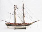 Antiga miniatura de navio em madeira policromada, apoiado sobre base de madeira med. 62x90x16 cm (alguns mastros quebrados e algumas linhas arrebentadas, peça precisando ser restaurada). Este lote não pode ser enviado pelos Correios.