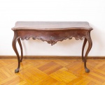 Antigo e elegante console estilo D. José em Jacarandá, tampo recortado, saia recortada e entalhada com conchas e volutas, pernas curvas, pés entalhados com volutas med. 74x120x42 cm (tampo com pequeno desgastes no verniz).