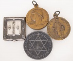 Colecionismo - Lote constando de quatro peças, sendo duas antigas medalhas em bronze de condecoração aos participantes da Revolução Constitucionalista de 1932 pela constituição - São Paulo é o Direito e a Força med. 3x3 cm, um brasão em metal cinzelado med. 3x3,2 cm e uma medalha do Brasil Maçom - Cruz Voltae - Electro - Homeophatica em metal med. 3x3,2 cm.