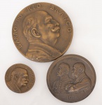 Colecionismo - Lote constando de três medalhas em bronze, sendo uma medalha do Barão do Rio Branco - 1910, faz parte da série de tratados e limites feita pelo famoso artista "Girardet" med. 6 cm de diâmetro, uma medalha do Barão do Rio Branco med. 3 cm e uma medalha Francesa "Ont Bien Merite De La Patrie" - 1918 med. 5 cm. Peso total aproximado 161 gr.