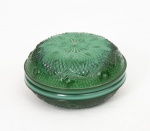 Antigo púcaro Vintage em vidro artístico da Bohemia ricamente decorado com estrelas e formas geométricas no tom verde esmeralda dito "jadeite" med. 5x9 cm de diâmetro.