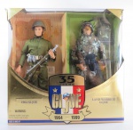 MILITARIA - Par de BONECOS GI JOE - Edição comemorativa aos 35 anos (1999 GI JOE 35 Years 1964 GI Joe & Land Warrior GI JOE Action Figure Set Hasbro). Embalagem Original que mede aprox. 34 x 35 x 9,5 cm. Escala FALCON. Fabricação HASBRO. Referência: https://www.ebay.com.sg/itm/133681913649