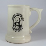 COLECIONISMO / PORCELANA / CERÂMICA - XÍCARA BIGODEIRA de Famoso NIGHTCLUB - (Vintage Your Father`s Mustache Nightclub Beer Stein 10 Ounce New Orleans), própria para quem tem fartos bigodes saborear uma bebida. WHERE THE TIME OF YOUR LIFE IS RIGHT UNDER YOUR NOSE (ONDE O MOMENTO DA SUA VIDA ESTÁ BEM DEBAIXO DO SEU NARIZ). Referência: https://www.etsy.com/listing/1466839284/vintage-your-fathers-mustache-nightclub 