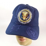 MILITARIA - BONÉ com o SELO do PRESIDENTE DOS ESTADOS UNIDOS DA AMÉRICA (THE GREAT SEAL - UNITED STATES OF AMERICA) - O Selo do Presidente dos Estados Unidos baseia-se diretamente no Grande Selo, e seus elementos são usados em vários órgãos governamentais e selos estaduais. As versões oficiais de hoje do Departamento de Estado permanecem praticamente inalteradas em relação aos desenhos de 1885.