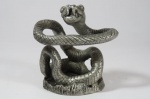 CANETAS - Maravilhoso Suporte para Canetas formato de uma COBRA elaborada pelo DESIGN JAC ZAGOORY (Jac Zagoory Designs Coiling Snake Pewter Suporte para caneta de tamanho normal). A última foto é apenas ilustrativa e foi colhida na rede mundial de computadores. Referência: https://www.ebay.com/itm/274909458552