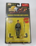 MILITARIA - BONECO GERMAN PANZER GRENADIER (WWII) da The Ultimate Soldier. Escala 1:18 na cartela original e Lacrada.