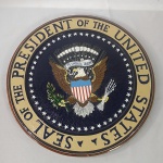 Emblema de púlpito do Presidente dos Estados Unidos. Item maravilhoso para decorar uma porta ou escritório ou ambiente desse Universo. mede 35cm de diâmetro e pesa 970g.