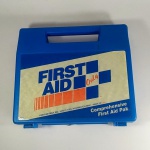 COLECIONISMO - KIT DE PRIMEIROS SOCORROS (FIRST AID KIT). Embalagem (Maleta) plástica fabricada nos Estados Unidos da América, com vários implementos em seu interior.