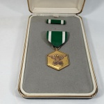 Linda medalha do exército americano US Army - For Military Merit - Mérito Militar - No estojo original que mede 18cm de altura. Contém o barrete também.