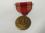 MILITARIA - Medalha Americana de BOA CONDUTA com fita. A Medalha de Boa Conduta do Exército (AGCM) é concedida a qualquer pessoal alistado do Exército dos EUA que realiza três anos consecutivos de serviço honrado e fiel. Esse serviço insinua que um alistamento padrão foi alcançado sem punições extrajudiciais, infrações disciplinares ou ofensas marciais na corte. Se um membro do serviço cometer uma ofensa, a marca de três anos será redefinida e um membro do serviço precisará concluir mais três anos de serviço gratuito de disciplina antes que a Boa Conduta possa ser reconhecida. Em tempos de guerra, o AGCM pode ser concedido por um ano de serviço fiel. A medalha também pode ser concedida postumamente, a qualquer soldado morto no cumprimento do dever.