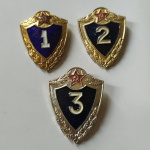 MILITARIA - Lote com 03 distintivos Soviéticos. Conjunto de Distintivos de Qualificação do Exército Vermelho, URSS. Especialista de Primeira, Segunda e Terceira Classes.