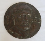 MILITARIA - Placa de parede em alto relevo do Líder fascista italiano BENITO MUSSOLINI (IL DUCE). Ao lado da Efígie temos o Símbolo que celebra o Partido Nacional Fascista. Placa manufaturada em Bronze, mede aproximadamente 23 centímetros de diâmetro. Placa em excelente estado de conservação. Este item não Promove ou glorifica violência ou intolerância racial. Está à venda apenas para fins de preservação da memória histórica. A organização do leilão não faz apologia a quaisquer movimentos políticos ou ideológicos, e repudia qualquer ideologia de cunho racista.