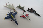 MILITARIA - LOTE com 05 (cinco) Miniaturas de AVIÕES MILITARES AMERICANOS - Escalas Diversas. Um deles (O Black Bird) foi fabricado pela Matchbox em 1989. O exemplar azul da Marinha Americana (Blue Angels) necessita colar um jogo de rodas.  O Avião Camuflado apresenta uma lateral danificada do vidro da cabine.