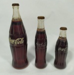 COLECIONISMO - PROMOCIONAL DA COCA COLA - Lote com Três (03) antigas garrafas / garrafinhas de plástico da Coca Cola - Década de 60, em tamanhos diferentes (aproximadamente 6,5 cm, 8 cm e 9,5 cm).