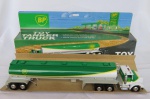 AUTOMODELISMO - Caminhão Tanque dos postos de Gasolina BP - Toy Tanker truck - Com luzes, alerta de ré e buzina, na embalagem original - sem uso. Mede 35,5cm de comprimento. Fabricado em plástico.