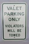 COLECIONISMO - DECORAÇÃO DE AMBIENTES / GARAGEM - Maravilhosa PLACA AMERICANA de Estacionamento privativo VALET PARKING ONLY - VIOLATORS WILL BE TOWED. Feita em Metal. Mede aprox. 45,5 x 30,5 centímetros.