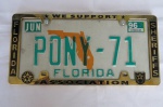 MILITARIA - ITENS AUTOMOBILISTICOS - PLACA de Automóvel da FLORIDA PONY-71, parafusada em uma Maravilhosa MOLDURA metálica da ASSOCIAÇÃO DOS SHERIFES DA FLORIDA (WE SUPORT FLORIDA SHERIFFS ASSOCIATION ). A placa foi feita em alumínio e a moldura em metal resistente.