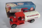 AUTOMODELISMO - Maravilhoso CAMINHÃO da ESSO (EXXON) - TOY TANKER TRUCK, na caixa original (Edição Especial Limitada). Acende as luzes e toda a buzina (funcionando). Necessita de 02 (duas) pilhas do tipo AA. Feito em plástico duro.