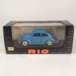 AUTOMODELISMO - VOLKSWAGEN (FUSCA) ESQUI cor AZUL - marca RIO ITÁLIA  (SL057 - Escala 1:43 - (RIO-MODELS - VOLKSWAGEN - BEETLE WINTER VERSION WITH WOOD SKI 1963), no Blister e Caixa Originais. Referência: https://www.carmodel.com/rio-models/sl057/1-43/volkswagen/beetle-winter-version-with-wood-ski-1963/145954