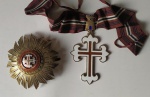 MILITARIA - MEDALHA DE MÉRITO MILITAR com fita + PLACA confeccionada por Frederico Costa Condecorações - Lisboa - Portugal. Esmaltes perfeitos em ambas as peças. A Medalha de Mérito Militar é uma medalha portuguesa, criada em 28 de Maio de 1946, que tem como objetivo galardoar militares que revelem excepcionais qualidades e virtudes militares, pelas quais devem ser especialmente apontados ao respeito e à consideração pública. A Medalha de Mérito Militar pode igualmente ser concedida a militares estrangeiros. Referência: https://pt.wikipedia.org/wiki/Medalha_Militar_de_M%C3%A9rito_Militar