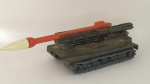 BRINQUEDO ANTIGO - TANQUE ANFÍBIO PT 76 da USSR, marca SOLIDO, fabricado na França. Sem o Míssel mede aprox. 14,5 cm de comprimento.