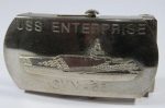 MILITARIA - FIVELA DE CINTO do NAVIO U.S.S. ENTERPRISE (Fabricada no Japão). O USS Enterprise foi o primeiro porta-aviões de propulsão nuclear a fazer parte da frota da Marinha dos Estados Unidos, foi também o primeiro a ser construído no mundo com este tipo de propulsão. Com os seus 342,3 m é a mais longa embarcação militar alguma vez construída. O navio pertence a Classe de mesmo nome. Wikipédia