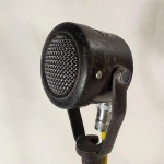 SOM / MÚSICA - ANTIGO MICROFONE marca TURNER, Modelo 99, fabricado nos Estados Unidos na década de 40 (Vintage 1940s TURNER 99 Dynamic Microphone) com o respectivo cabo de ligação. Funcionando. Ao arrematante será enviado um vídeo comprovando o funcionamento do item. O pedestal não acompanha o lote. A última foto foi colhida na rede mundial de computadores e não acompanha o lote.