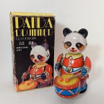 Brinquedo antigo de lata - Lindo URSO PANDA baterista na Caixa Original - Funcionando - movido à corda (acompanha chave de corda) mede aprox. 11cm de altura. Fabricado na China.