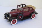 AUTOMODELISMO - Miniatura do FORD SEDAN 1932 CONVERSÍVEL - EDIÇÃO LIMITADA - THE FRANKLIN MINT `BONNE & CLYDE` (GANGSTER`S). Escala 1:24 - Mede aprox. 17,5 cm de comprimento. Necessita colagem do Estribo traseiro e o para-choque dianteiro. Não temos a caixa nem a capota inteira.