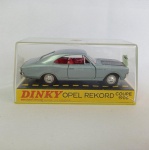 Opel Rekord Coupe 1900 - Carro de coleção em miniatura diecast na escala 1/43 fabricado pela Dinky Toys na França. Capô e traseira pintados. Abre portas e capô. As rodas giram livremente e os pneus são em borracha. Embalagem opriginal, tem um pequeno trinco no acrílico.