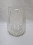 Vaso floreira em cristal ricamente lapidado. Medindo 9,5cm de boca x 17,5cm de altura.