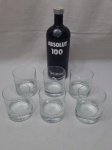 Lote de garrafa vazia da vodka Absolut 100 com 5 copos do Whisky em demicristal com base pesada. Medindo a garrafa 28cm de altura.