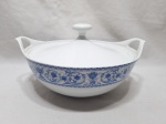 Sopeira com 2 alças em porcelana espanhola Bidasoa, guirlanda azul. Medindo 26cm x 11cm de altura.