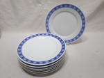 Jogo de 7 pratos rasos de mesa em porcelana portuguesa, barra azul e friso ouro. Medindo 24,5cm de diâmetro. Com desgaste no friso.