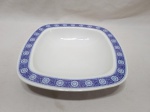 Travessa quadrada funda em porcelana portuguesa, barra azul e friso ouro. Medindo 23cm x 23cm x 5cm de altura. Com perda na douração.