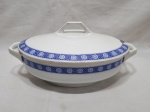 Legumeria com 2 alças em porcelana portuguesa, barra azul e friso ouro. Medindo 28,5cm x 20cm x 10cm de altura. Com leve perda na douração.