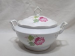 Sopeira com 2 alças em porcelana Steatita, friso ouro floral.  Medindo 18,5cm x 12cm de altura. Com leves bicados na tampa.