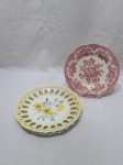 Lote de 2 pratos decorativos em porcelana floral, sendo o prato vermelho em porcelana inglesa. Medindo 19cm diâmetro.