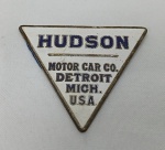 ITENS AUTOMOBILISTICOS - Maravilhoso EMBLEMA DE RADIADOR de veículos da marca HUDSON - Peça dos anos 20 (Praticamente com 100 anos de história). Com os dizeres Motor Car Co. Detroit Mich. USA. Mede 5,5cm de altura.