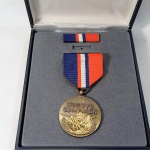 MILITARIA - Fabulosa MEDALHA do Exército Americano - US Armed Forces Kosovo Campaign - Campanha do Kosovo. Na caixa original que mede 12,5cm de altura com barrete.